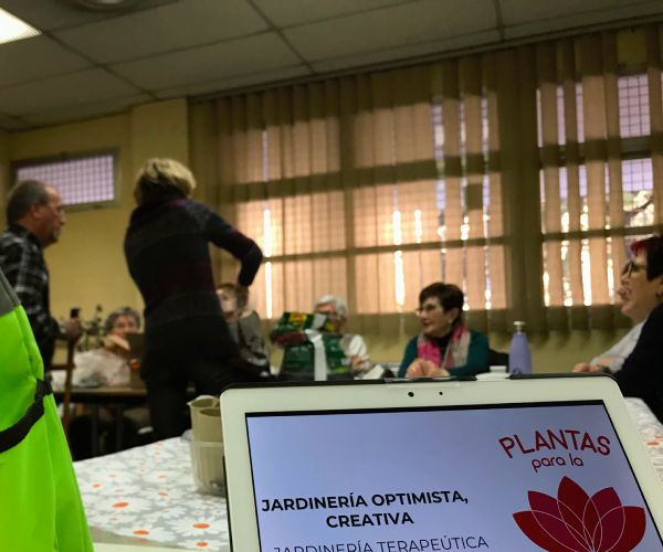 taller de jardinería para adultos mayores