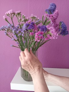 4 beneficios para tu estado de animo-al-cuidar un jardín de primavera-verano • jarrón con flores