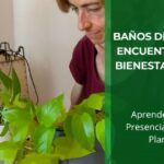 Baños de Bosque en Casa con Macetas • Plantas para la Vida • Hero • Eva HappyVerde sentada en el suelo de su hogar contemplando con atención una maceta de poto entre sus manos – baños de bosque en casa con plantas de interior
